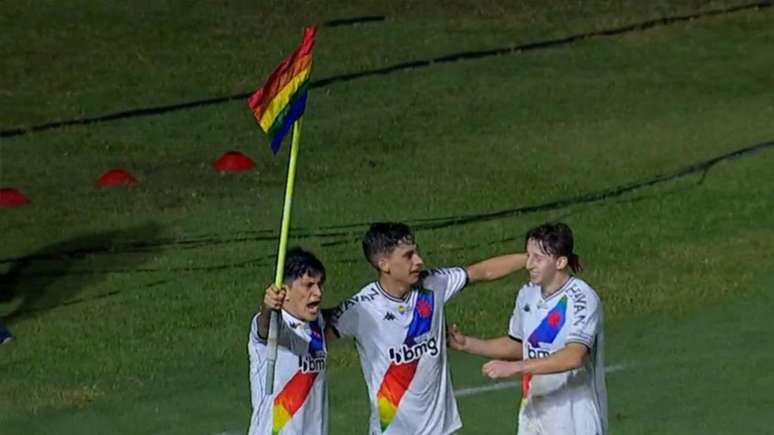 Germán Cano levantou bandeira LGBTQ+ para comemorar gol contra o Brusque nesta Série B do Brasileirão 2021 (Foto: Reprodução / Premiere)
