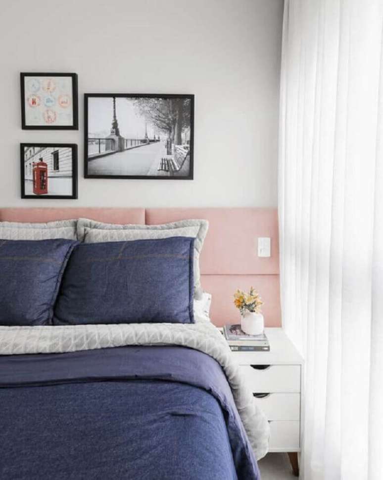 14. Cabeceira rosa bebe para decoração de quarto de casal pequeno – Foto: Decor Fácil