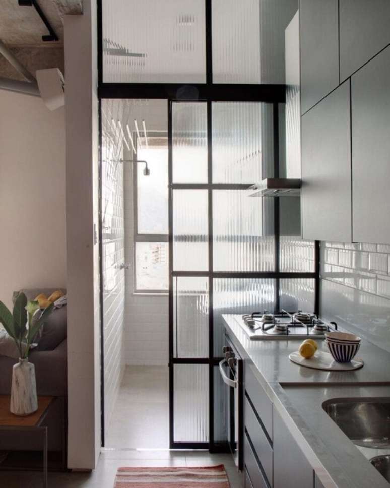 19. Divisória de cozinha com porta preta e de vidro – Foto Hana Lerner Arquitetura