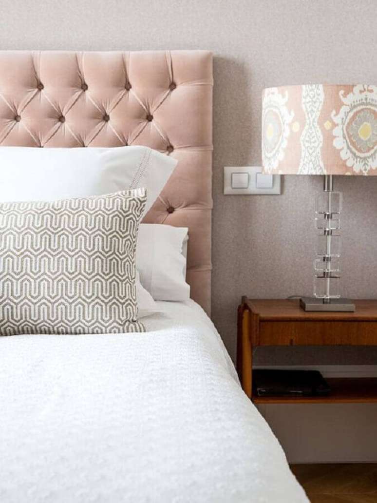 3. Decoração de quarto com papel de parede cinza e cabeceira capitonê rosa clara – Foto: Micasa Revista