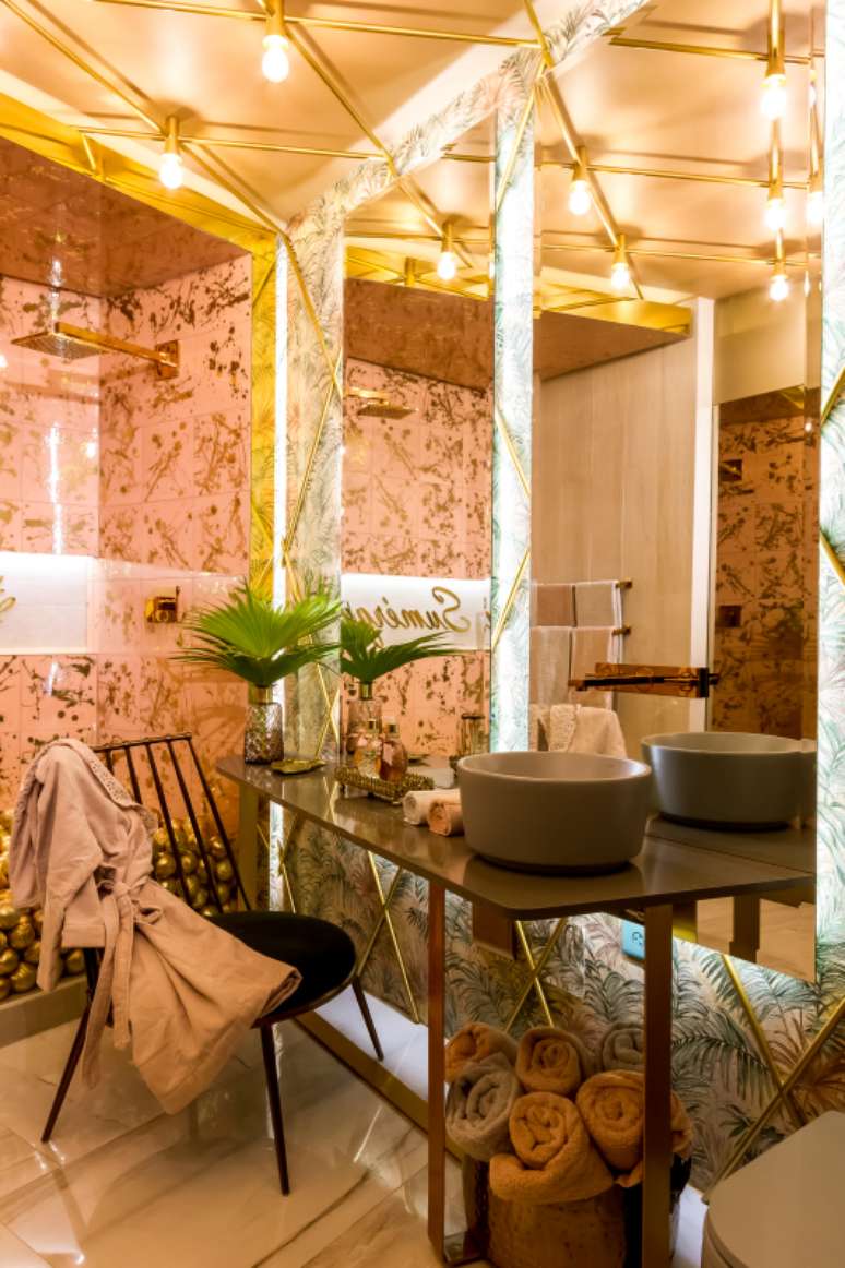 5. Banheiro luxuoso com chuveiro dourado – Projeto Kelly Leite