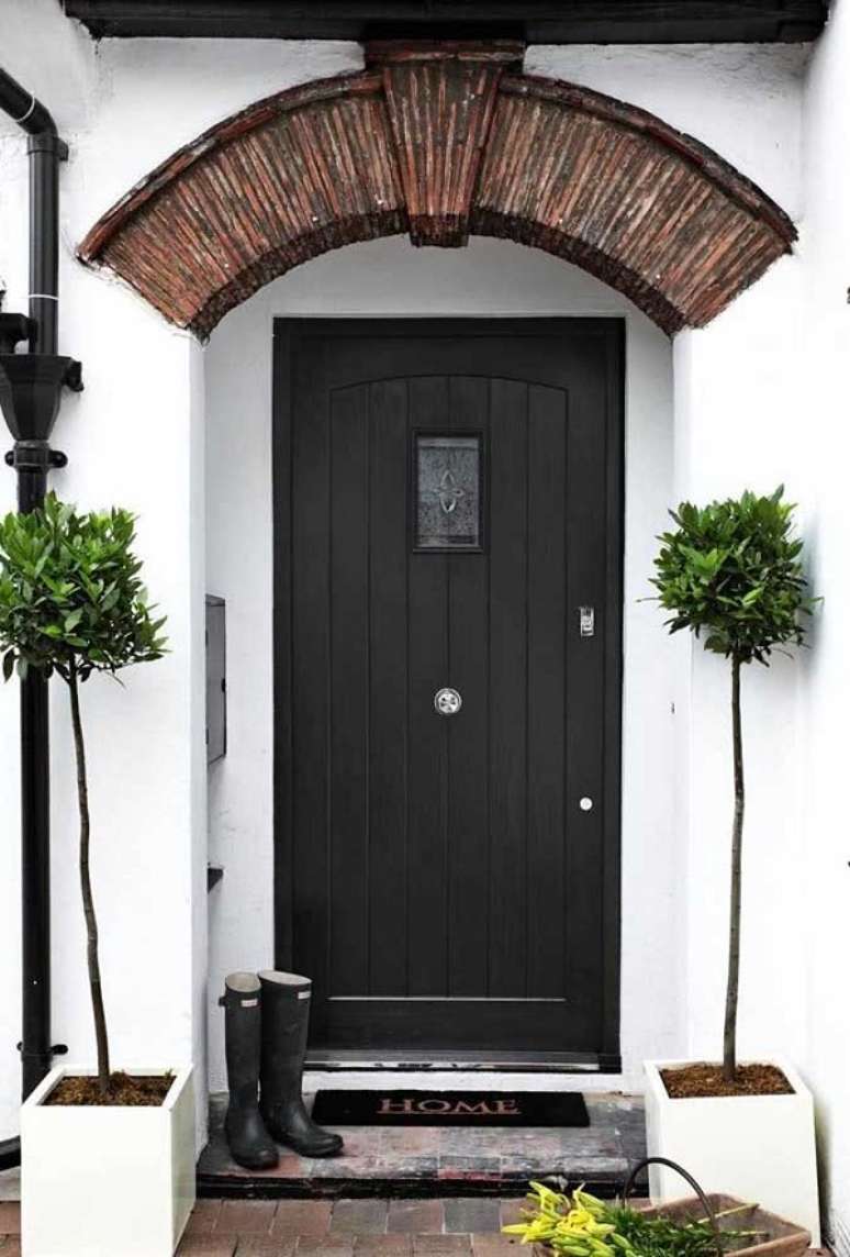 33. Porta de entrada na cor preta com fachada branca – Foto Decor Facil