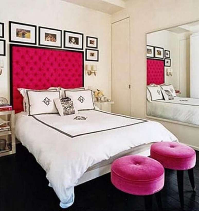 13. Cabeceira capitonê rosa pink para decoração de quarto de casal – Foto: Ideas House Generation