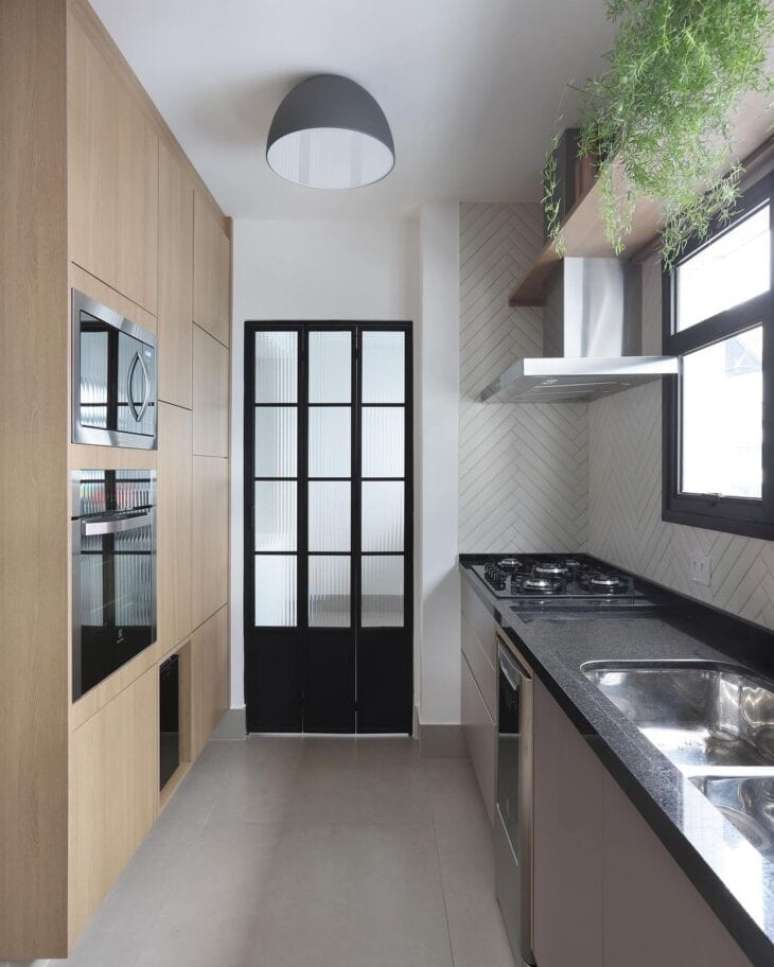 37. Porta preta com vidro jateado e decoração de cozinha neutra planejada – Foto Quattrino Arquitetura