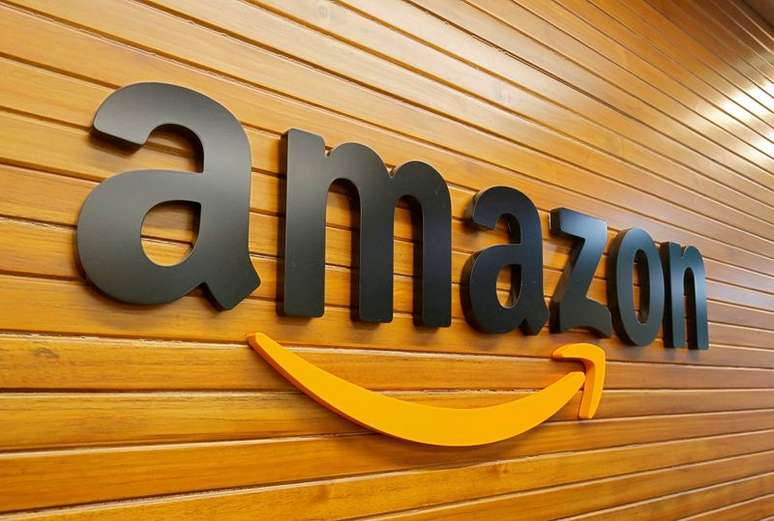 Logotipo da Amazon é retratado dentro do escritório da empresa, Índia,
 20/04/2018
REUTERS/Abhishek N. Chinnappa