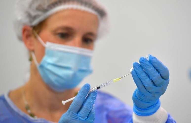 Enfermeira prepara dose de vacina contra Covid-19 para aplicação em Dresden, na Alemanha
29/07/2021 REUTERS/Matthias Rietschel