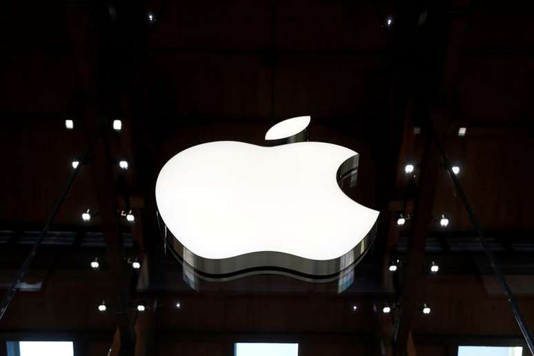 Logo da Apple em loja da marca em Paris
17/09/2021 
REUTERS/Gonzalo Fuentes