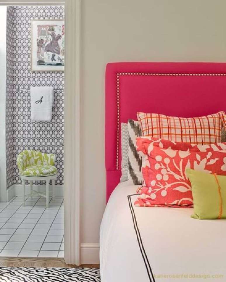 11. Almofadas coloridas para decoração de quarto com cabeceira estofada rosa pink – Foto: Houzz