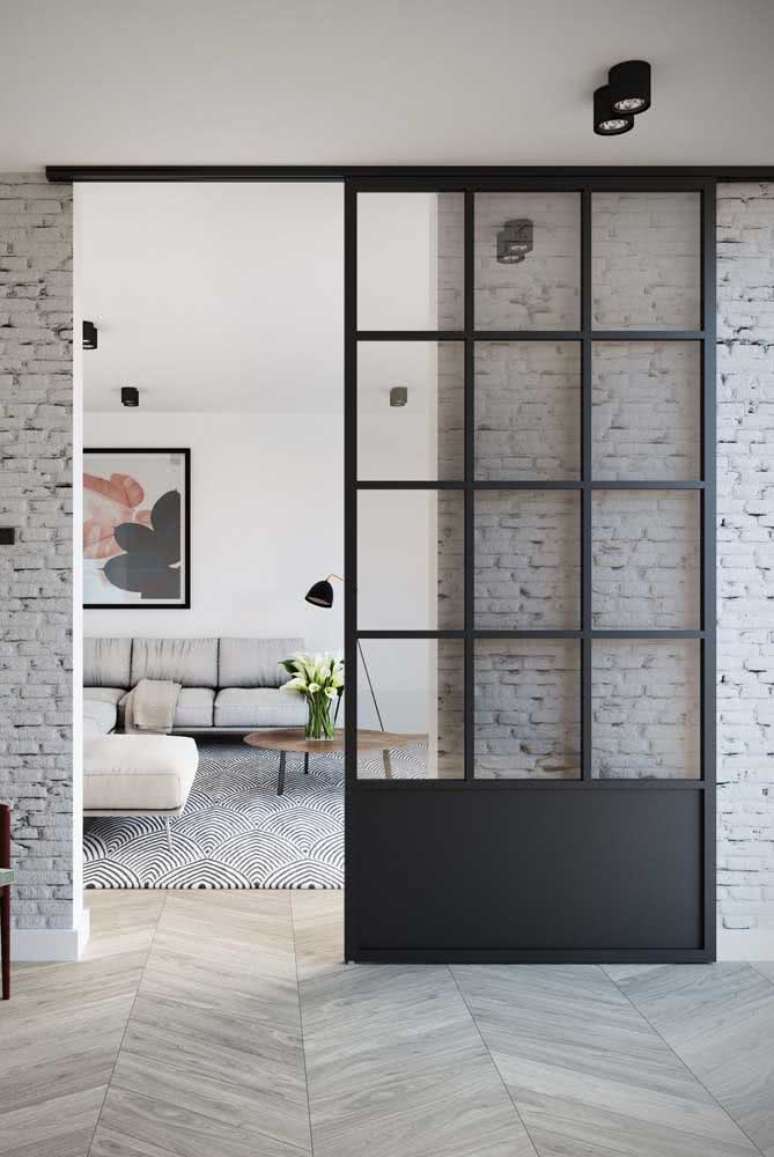 42. Porta preta de correr para sala de estar moderna – Foto Decor Facilv