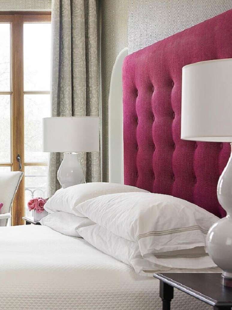 10. Abajur branco e cabeceira capitonê rosa para decoração de quarto de casal – Foto: Better Homes and Gardens