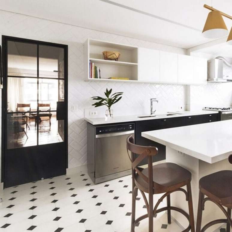 13. Cozinha com porta preta de vidro &ndash; Foto Ina Arquitetura