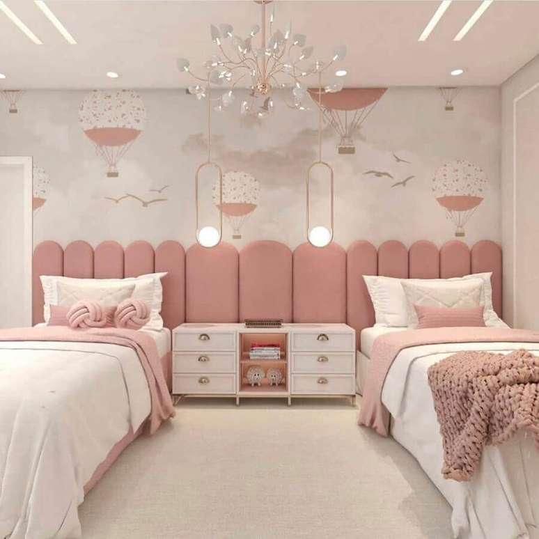 23. Cama com cabeceira rosa para quarto compartilhado decorado com papel de parede delicado – Foto: Truque de Mulher