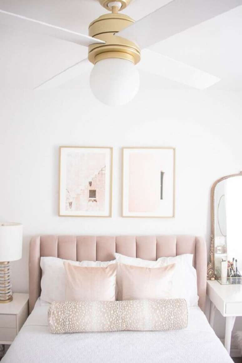 28. Decoração clean para quarto branco com cabeceira rosa bebe – Foto: Teresa Caruso