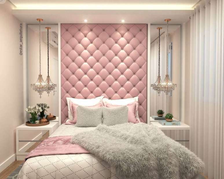 48. Quarto pequeno decorado com cabeceira capiton&ecirc; rosa e lustre de cristal &ndash; Foto: Estar Arquitetura