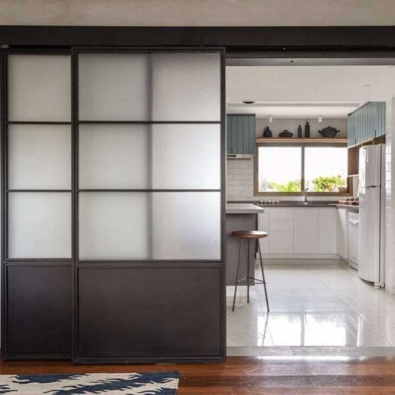 3. Casa com porta preta de vidro fosco para dividir cozinha e sala de estar – Foto DT Estudio Arquitetura