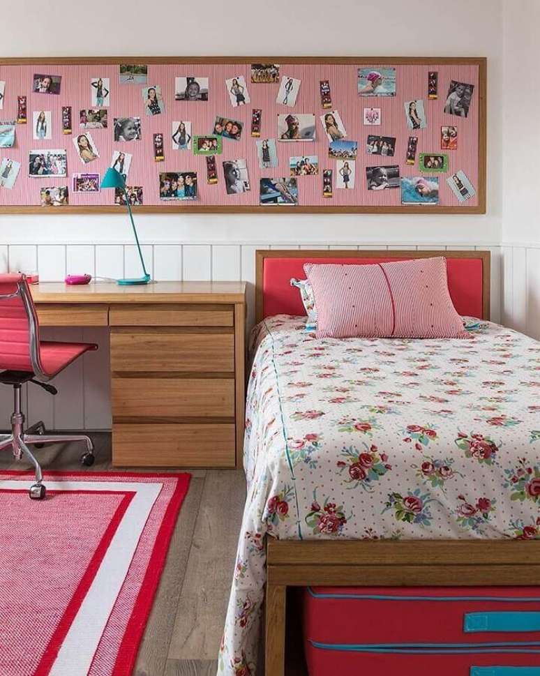 42. Quarto de solteiro decorado com escrivaninha e cabeceira rosa de madeira – Foto: Marina Linhares Interiores