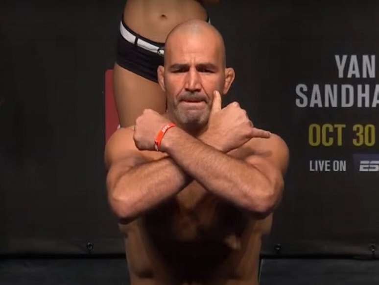 Glover Teixeira, aos 42 anos, vai disputar o cinturão dos meio-pesados neste sábado (30) (Foto: Reprodução/YouTube)