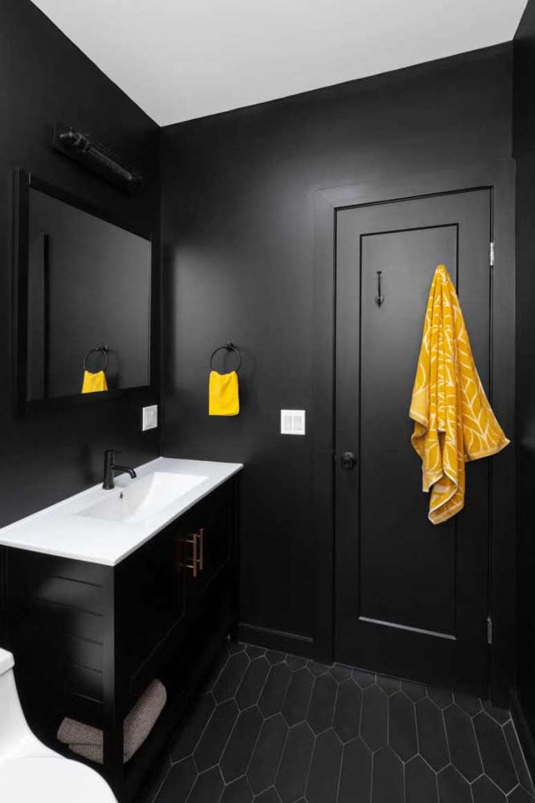 10. Banheiro na cor preta com porta preta e detalhes em amarelo – Foto Decor Facil