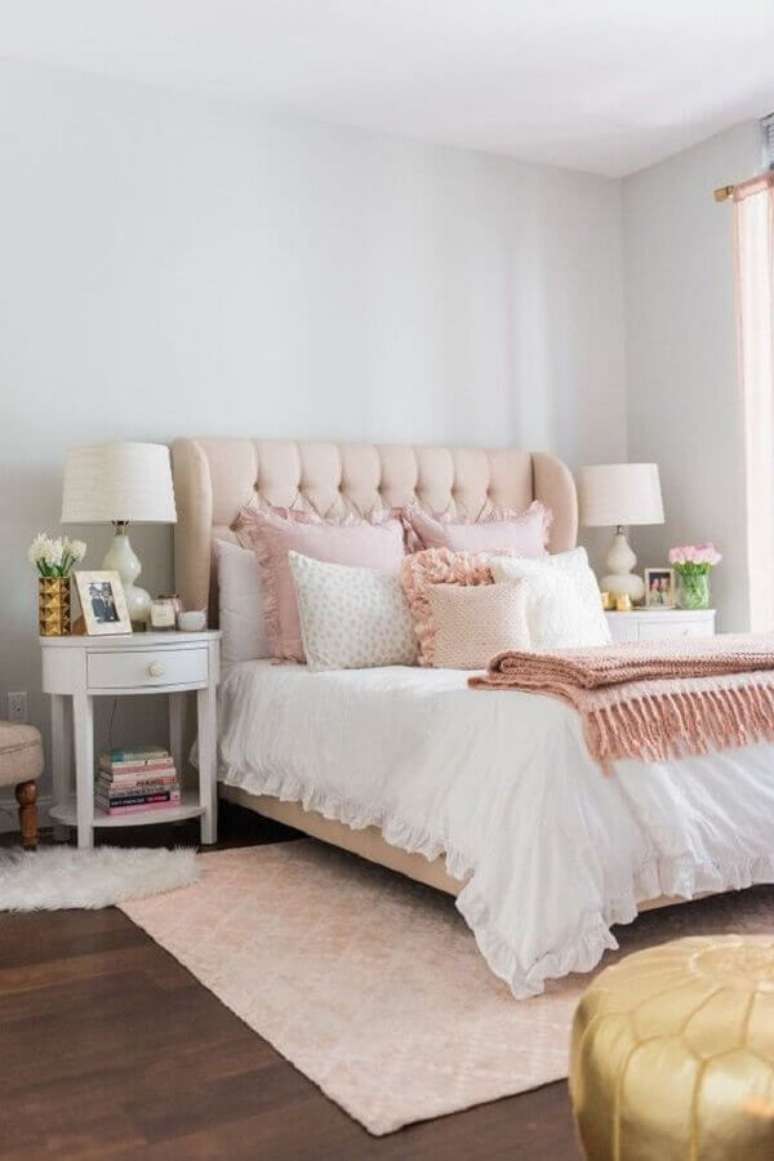 6. Decoração romântica para quarto branco com cabeceira capitonê rosa clara – Foto: Sassy Townhouse Living