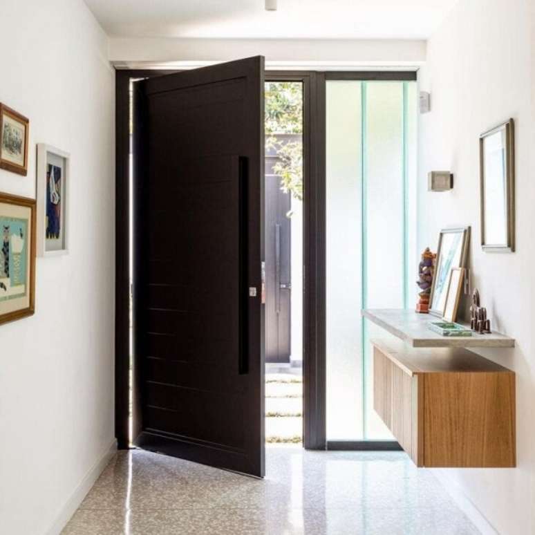 2. Hall de entrada com porta preta – Foto DT Estudio Arquitetura