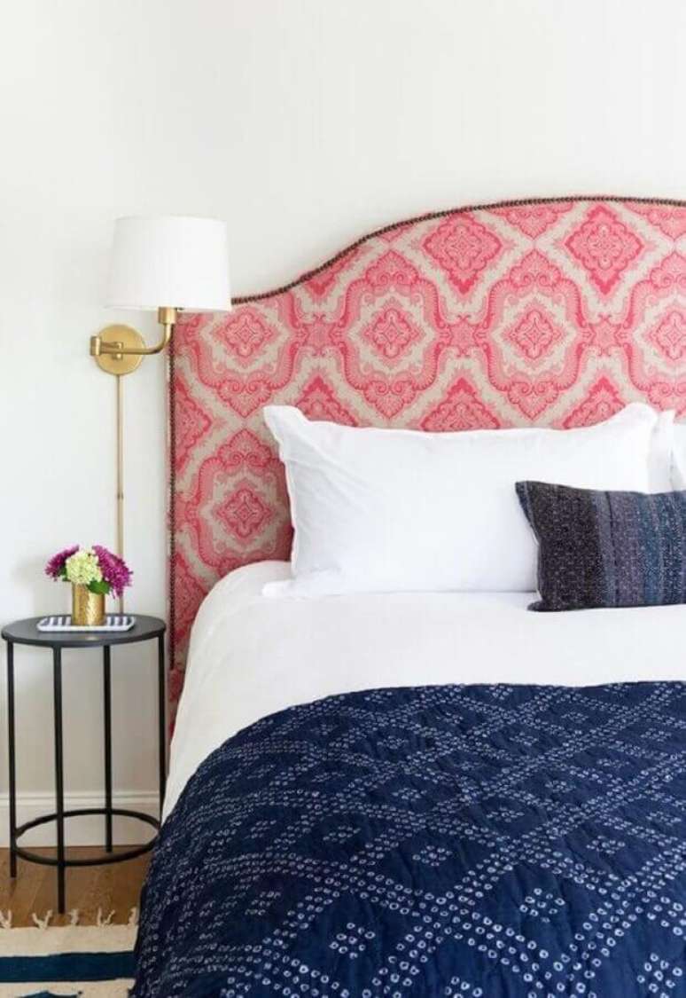 22. Cama com cabeceira rosa estampada para decoração de quarto branco – Foto: The Inspired Room