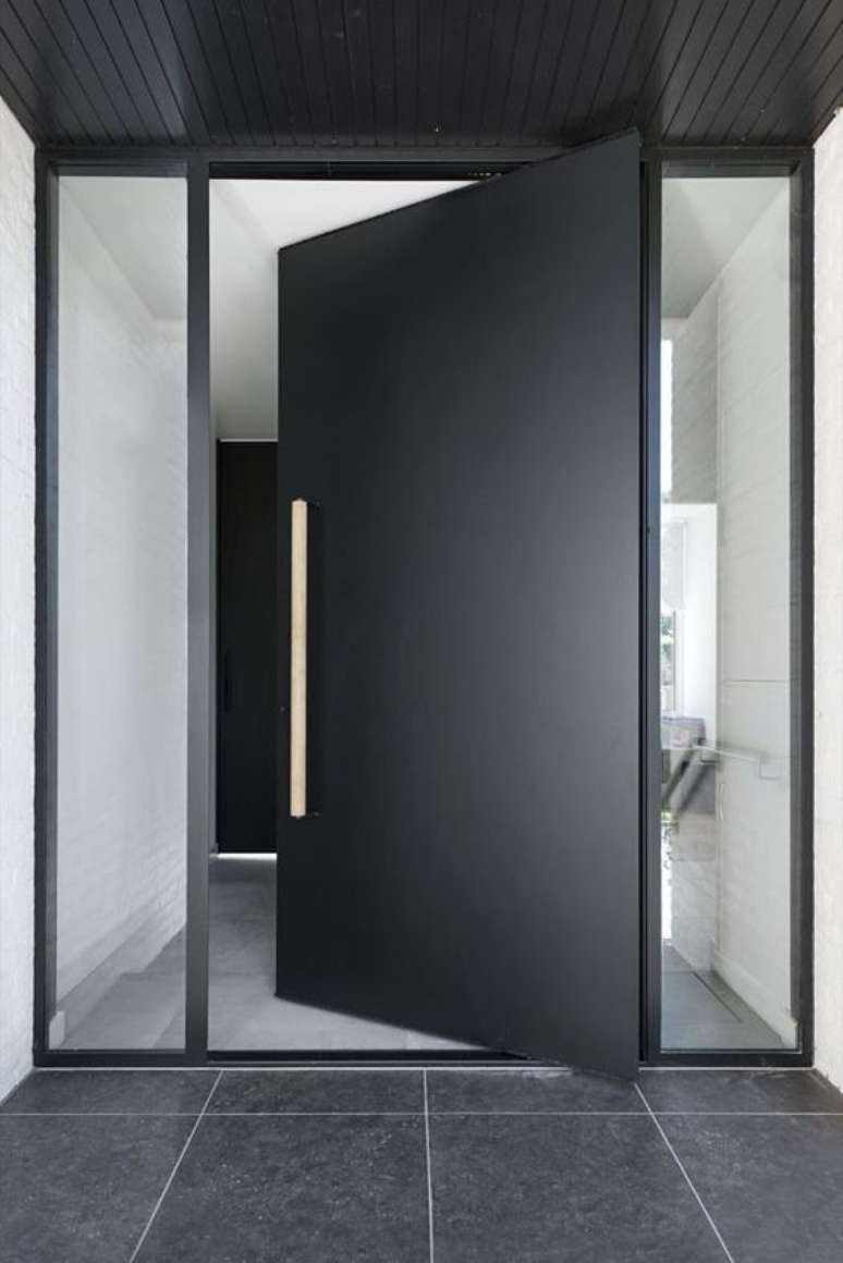 47. Porta preta na entrada de casa com detalhes em vidro – Foto Casa Vogue