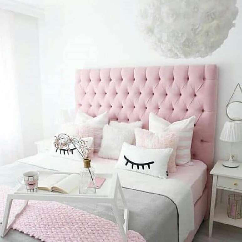 27. Decora&ccedil;&atilde;o clean para quarto branco com cabeceira capiton&ecirc; rosa clara &ndash; Foto: Decor F&aacute;cil