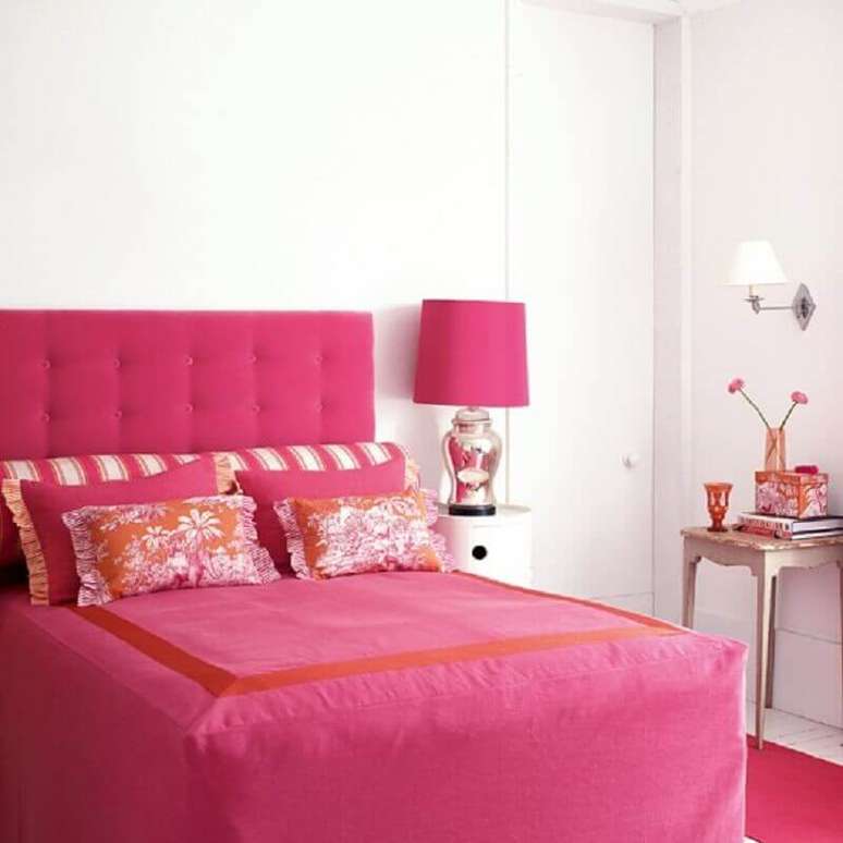 2. Abajur e cabeceira rosa para decoração de quarto branco – Foto: Ideal Home
