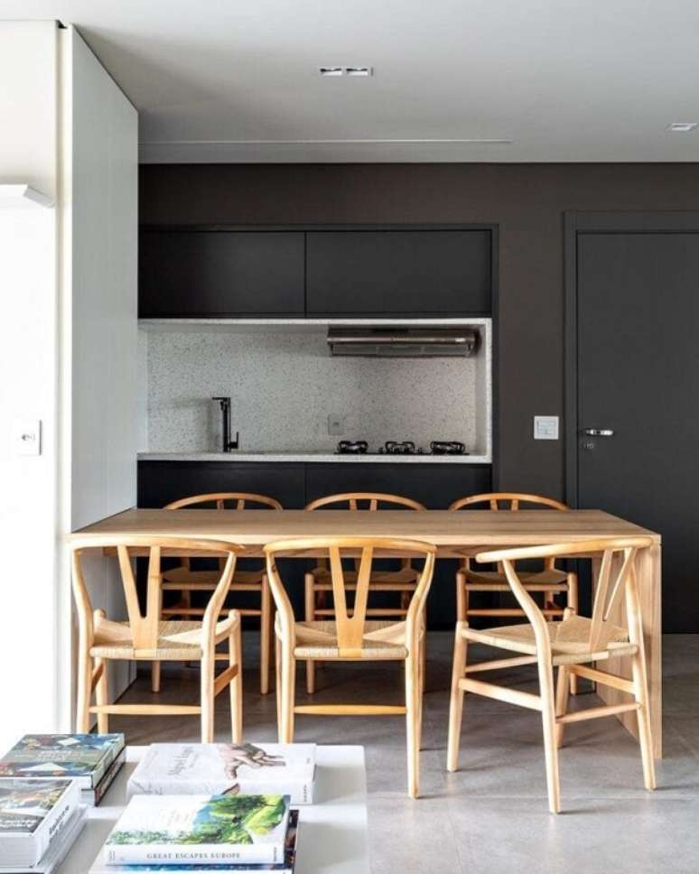 14. Cozinha com porta preta e mesa de jantar de madeira – Foto Triart Arquiterura
