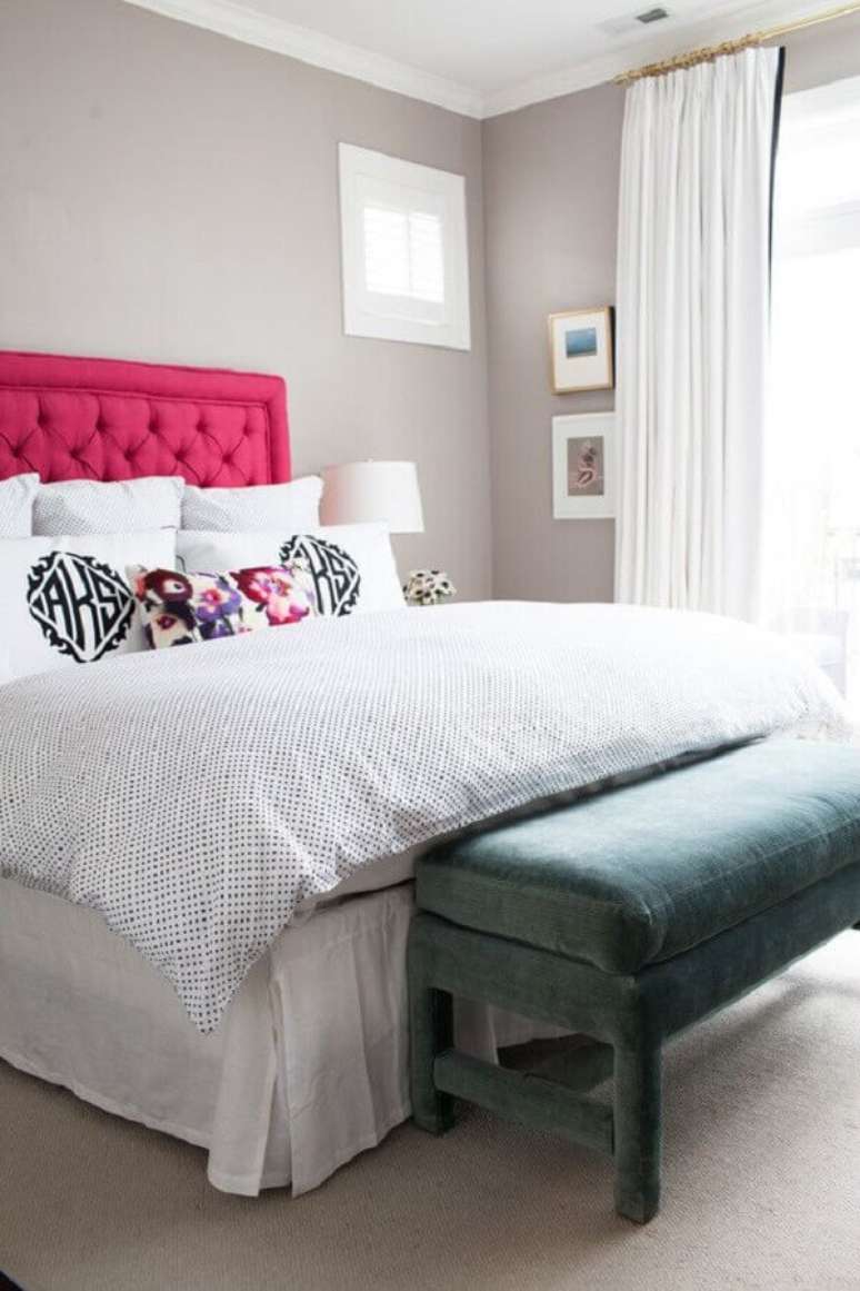 15. Cabeceira rosa capitonê para quarto de casal decorado com recamier cinza – Foto: Style Me Pretty