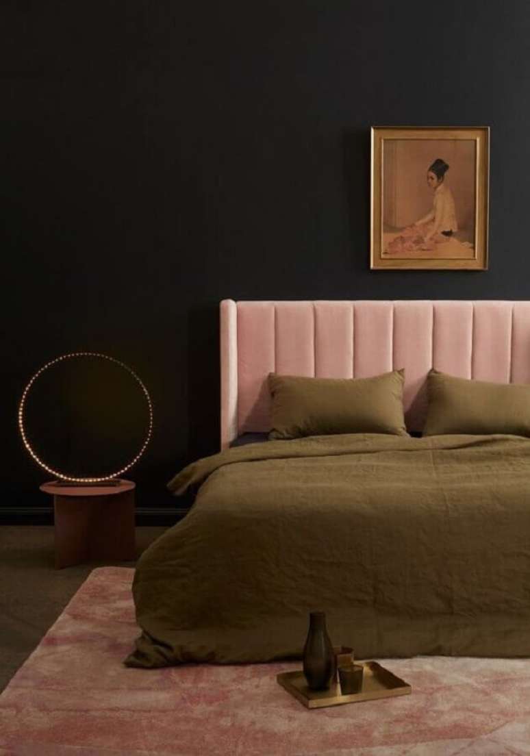 32. Decora&ccedil;&atilde;o de quarto preto com cabeceira estofada rosa &ndash; Foto: Revestindo a Casa