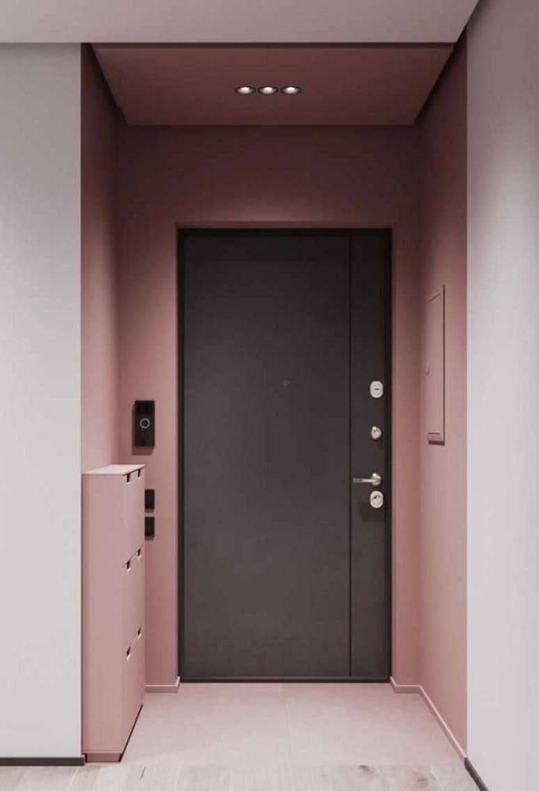 28. Hall de entrada com porta preta e paredes na cor rosa – Foto Decor Facil