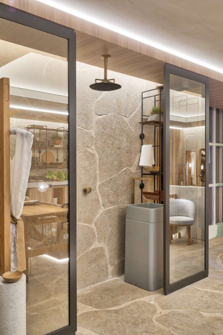 1. Banheiro com chuveiro dourado fosco no teto e box de vidro – Projeto Tres Arquitetura