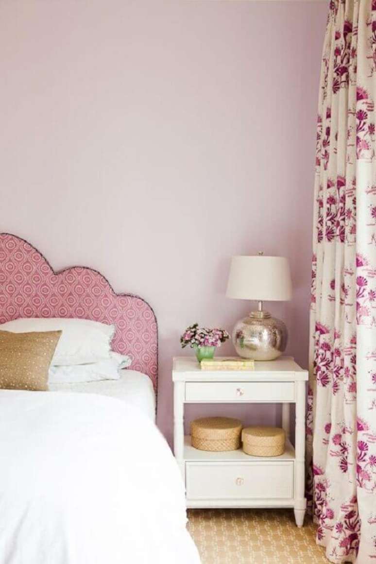 46. Quarto feminino decorado com criado mudo branco e cabeceira rosa estampada &ndash; Foto: Bria Hammel Interiors
