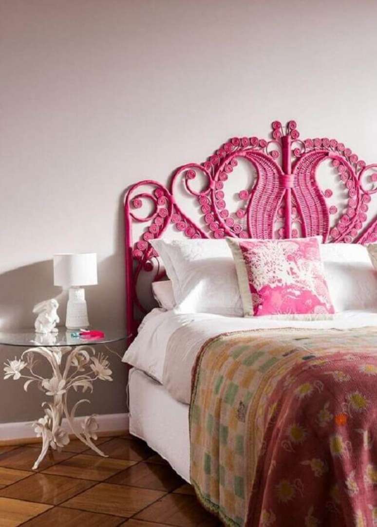 33. Decoração de quarto simples com cabeceira rosa e mesa lateral de vidro – Foto: Decor Fácil