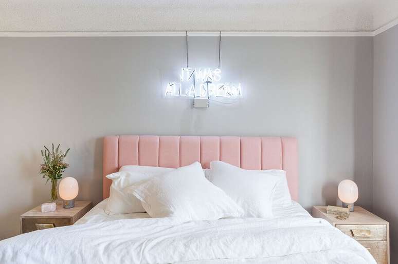 17. Cabeceira rosa clara para quarto clean decorado com letreiro neon – Foto: Home Polish