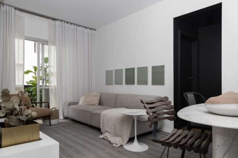 53. Sala de estar com porta preta e moveis neutros modernos -Foto Triart Arquitetura
