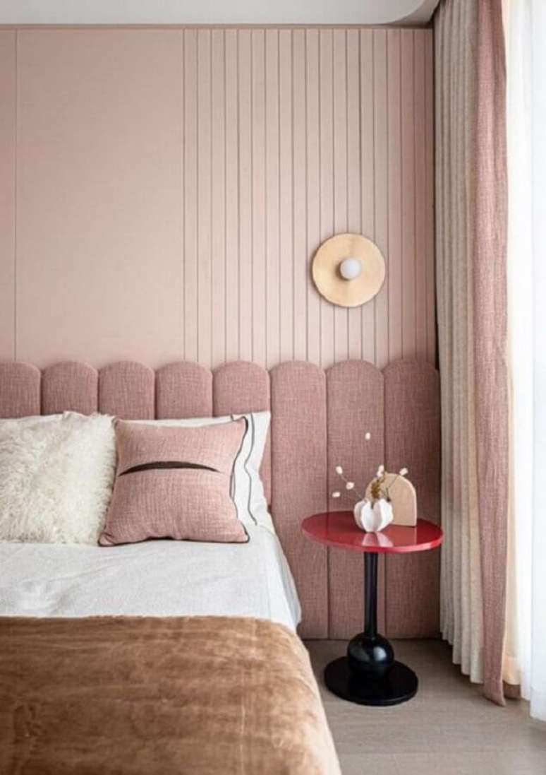4. Cabeceira rose planejada para decoração de quarto de casal moderno – Foto: Ottiu Beyond Upholstery