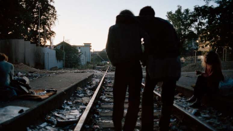 Viciados em heroína caminham pelos trilhos da Letten Station, estação ferroviária abandonada em Zurique, na Suíça