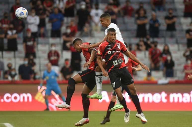 Madson subiu mais do que os zagueiros do Athletico para marcar o gol da vitória (Ivan Storti/Santos FC)