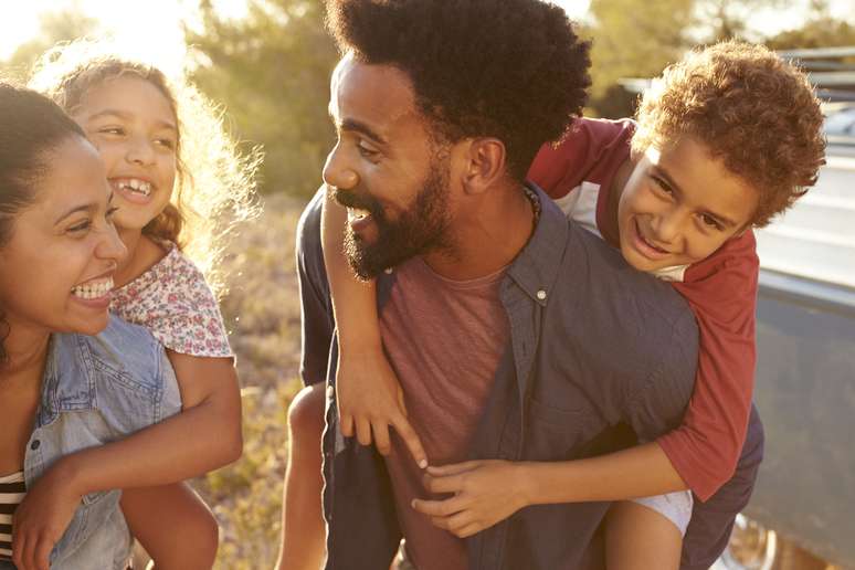 família se abraçando