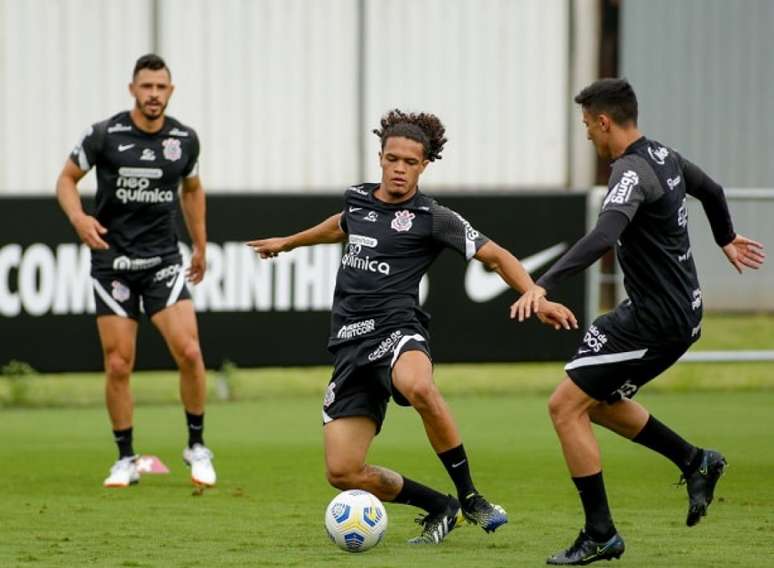 Reginaldo (ao centro) treinou como substituto de Piton pelo segundo dia seguido (Foto: Rodrigo Coca/Ag. Corinthians)