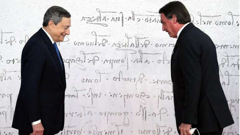 Primeiro-ministro italiano, Mario Draghi, recebe Bolsonaro em sua chegada &agrave; C&uacute;pula dos L&iacute;deres do G20 em Roma