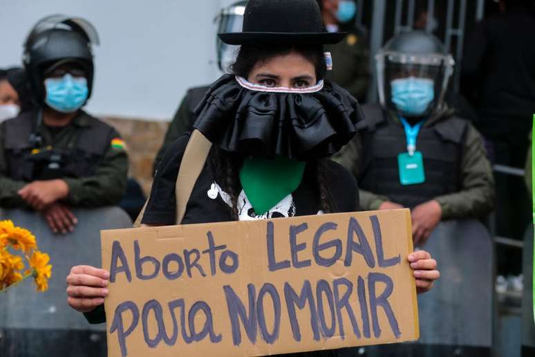 'Aborto legal para não morrer', diz cartaz em protesto a favor do direito de decidir sobre gravidez na Bolívia