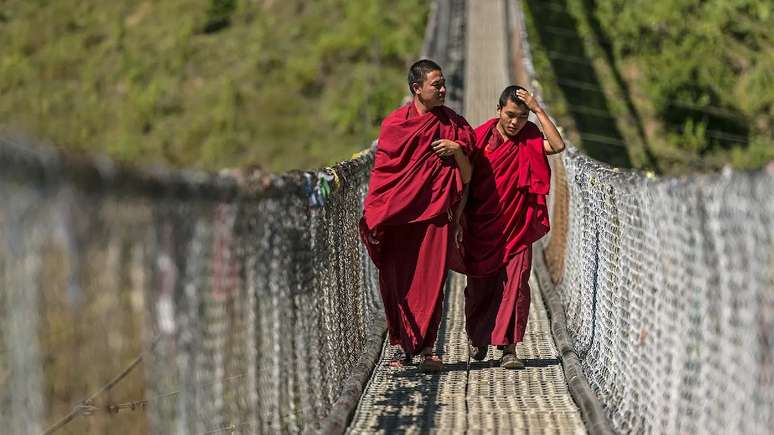 Para encontrar a felicidade, Rinpoche diz que devemos aceitar que nossas ações têm um impacto sobre as pessoas ao nosso redor