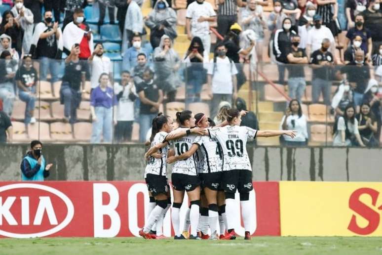 Santos goleira a Ferroviária na estreia do Paulista feminino de futebol