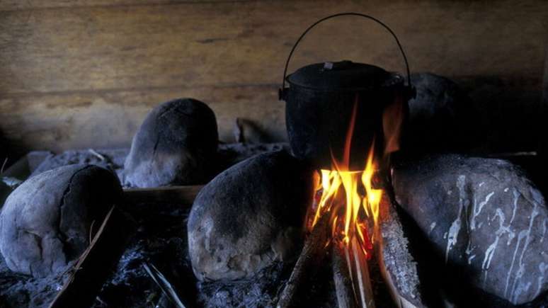 Fogareiro improvisado para cozinhar; em 2019, 1 em cada 5 famílias brasileiras não tinha acesso a botijões de gás