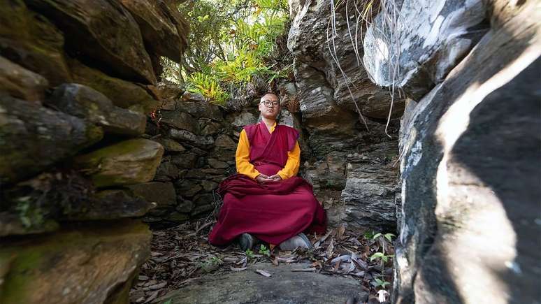 Rinpoche visita com frequência sua caverna de meditação pessoal nas colinas arborizadas atrás do Monastério Sangchen Ogyen Tsuklag, em Trongsa