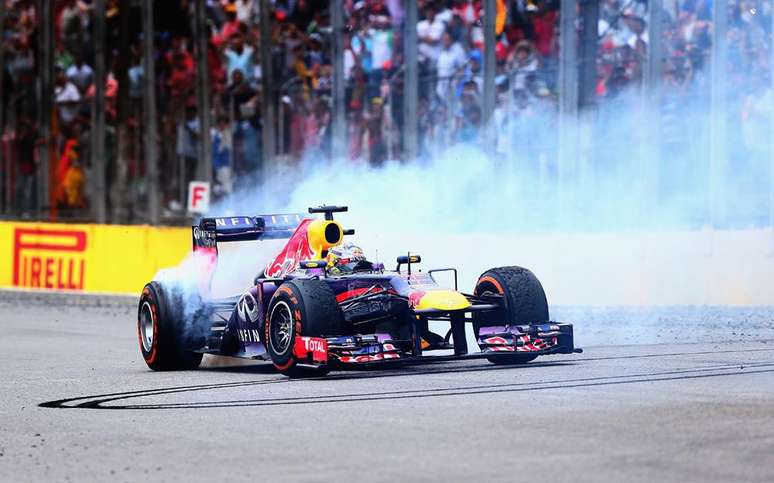 Sebastian Vettel vencendo o GP do Brasil de 2013