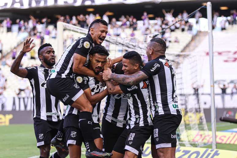 Comemoração do gol de Vina, do Ceará, neste domingo, 31